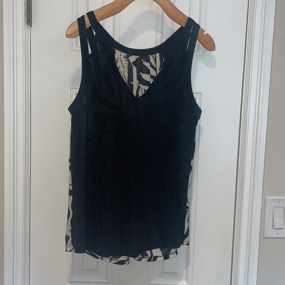 Express Black and White Patterned Blouse - Picture 2 of 3